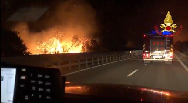 Spaventoso incendio in Sardegna, chiusa la statale per Nuoro: fiamme fuori controllo