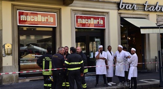 Milano, crolla soffitto di una storica macelleria del centro: clienti feriti