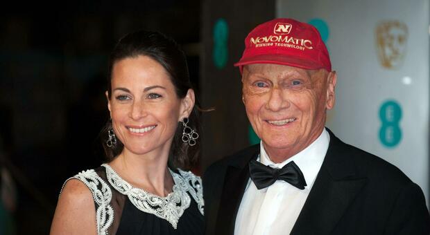 Niki Lauda, la moglie vince la causa sull'eredità: a Birgit Wetzinger (che gli ha donato un rene) il 16%. «Vale almeno 20 milioni»