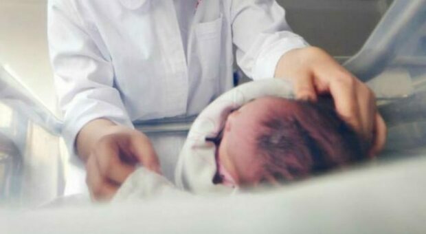 Bambino nato con tre peni, il primo caso al mondo: «Operato, ora sta bene»