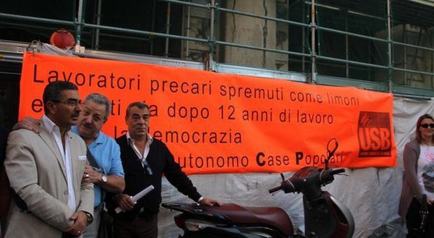 Napoli, licenziati dopo 13 anni di precariato: protesta in via Chiatamone