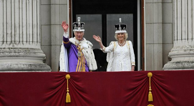 Re Carlo, l'incoronazione: «Sono qui per servire». Camilla diventa regina e strappa l'unico sorriso al sovrano tesissimo