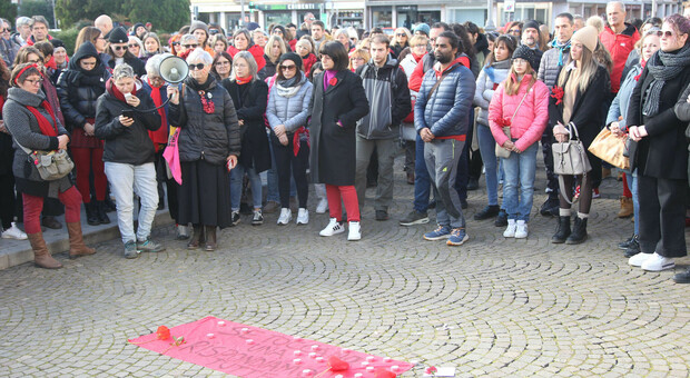 La manifestazione contro la violenza sulle donne ieri in piazza dei Martiri a Belluno