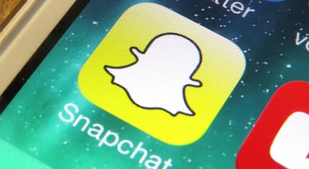 Snapchat, gli screenshot di immagini e messaggi sono illegali: "Si rischia il carcere"