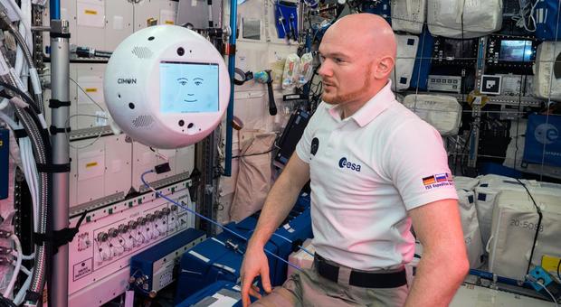 «Quando il robot si ribella, inizia ad assomigliarci»: Cimon e la lite con gli astronauti Video