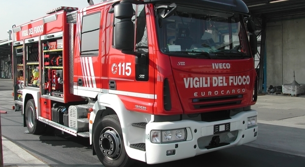Roma, a fuoco un deposito sulla Casilina: distrutti 10 furgoni