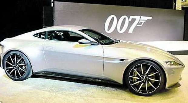 James Bond a Roma, rinforzate le sospensioni dell'Aston Martin: "Troppe buche in strada"
