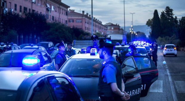 Roma, blitz a Tor Bella Monaca: 29 arresti, vedette per avvisare gli spacciatori