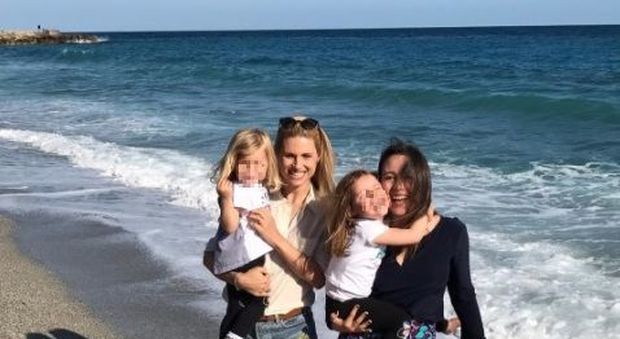 Michelle Hunziker, domenica al mare con le figlie: "Felicità è averle tutte e tre con me"