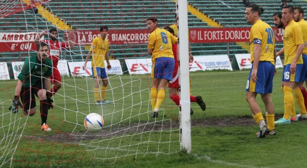 Un gol durante uno degli ultimi confronti al Del Conero tra Ancona-Matelica e Fermana
