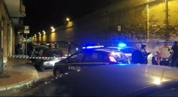 Omicidio a Taranto, uomo ucciso in pieno centro: colpito con cinque colpi di pistola