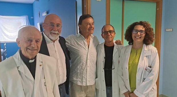 Il chitarrista dei Pooh ringrazia l'ospedale di Castellaneta: le tv donate al reparto di chirurgia