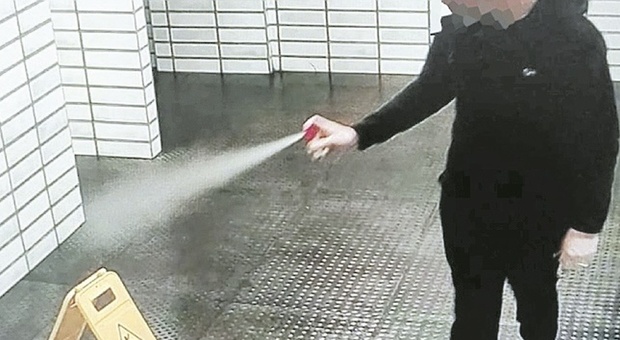 L'uomo ripreso a spruzzare spray urticante nei bagni