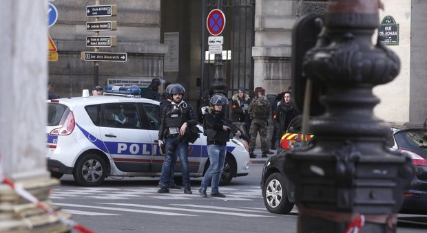 Parigi, un uomo aggredisce militari con machete e coltello, i soldati aprono il fuoco