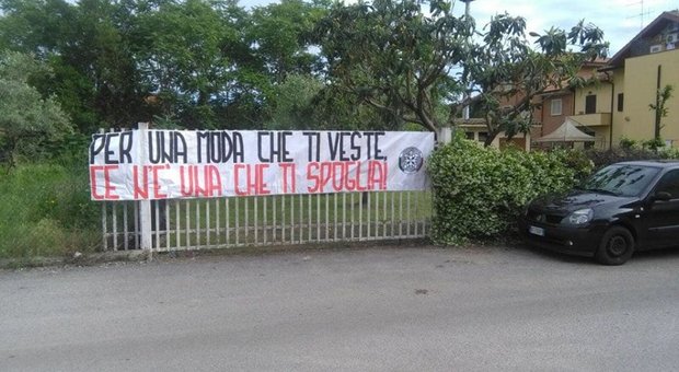 Striscione di Casapound contro la Karibu La coop invita al dialogo