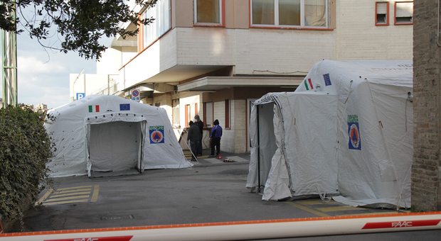 Fermo, l'ospedale Murri in prima linea contro il Coronavirus: 51 sanitari contagiati