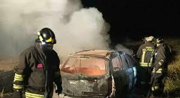 Auto in fiamme a Battipaglia, la pista: attentato passionale