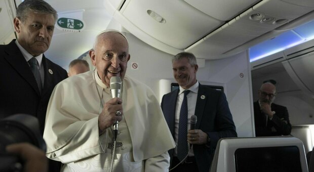 Papa Francesco: «Migranti? l’Europa aiuti l’Italia. E l’opposizione collabori per il bene del Paese»