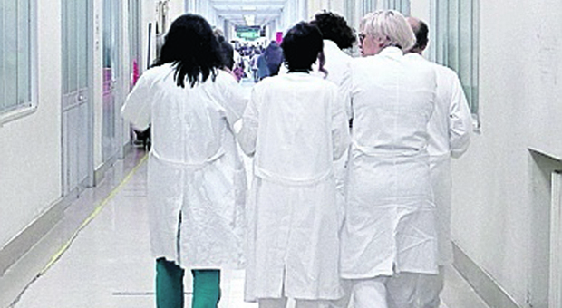 Medici e infermieri no vax tornano in servizio, è polemica: «Ma tutti indosseranno la mascherina»