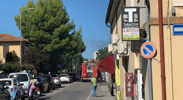 Incendio in via Kolbe a Pesaro, in azione i vigili del fuoco: fiamme divampate in un appartamento