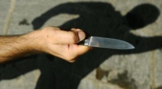 Rapina in supermercato bandito punta un coltello contro la cassiera