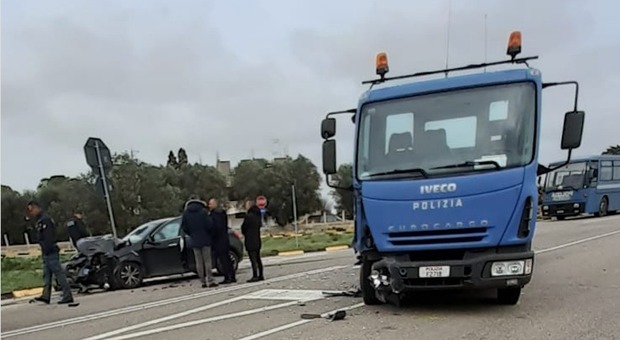 Auto contro camion della polizia sulla Provinciale: due agenti feriti