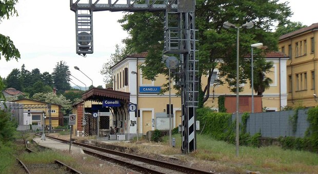 https://statics.cedscdn.it/photos/MED/60/32/8626032_30145300_ferrovia_alessandria_cavallermaggiore_stazione_di_canelli.jpg