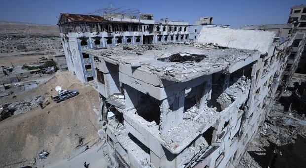 Siria, la tv di Stato: fossa comune con 30 cadaveri a Duma