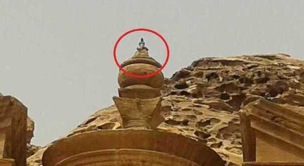 Sorpresa a Petra: un uomo si arrampica e arriva in cima al celebre monumento | Video