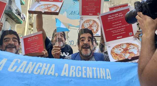 Maschere di Maradona e pizze: la protesta napoletana anti-G20