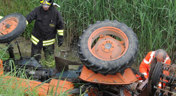 Trento, trattore si ribalta nel bosco: 28enne morto schiacciato davanti alla compagna