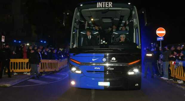 A Brindisi e Lecce i tifosi accolgono l'Inter: benvenuto con cori da stadio e applausi