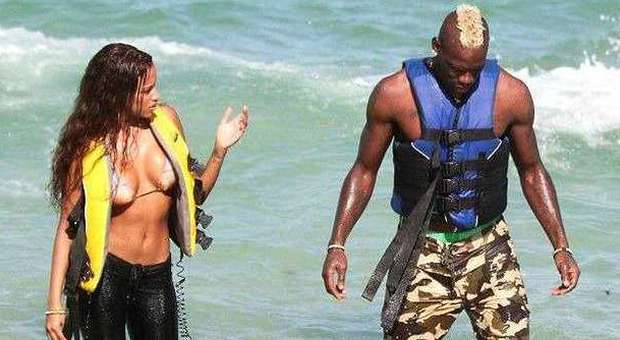 Balotelli a Miami con Fanny Per lui relax e moto d'acqua