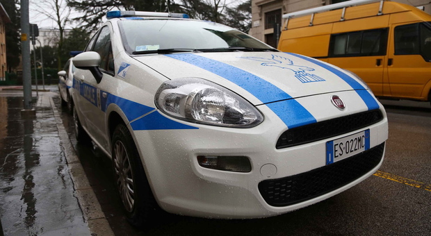 Un'auto della polizia locale di Udine