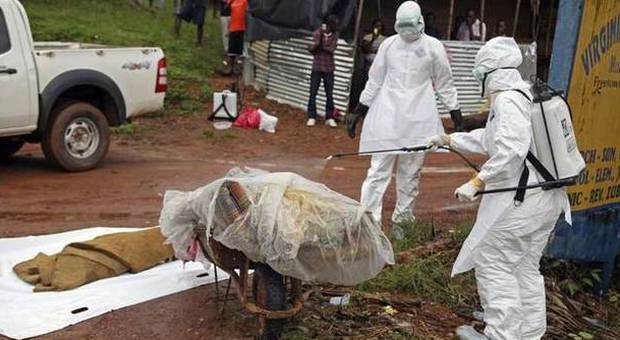 Ebola, l'allarme: si può trasmettere il contagio prima che compaiano i sintomi