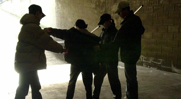 Siena, 10 minorenni terrorizzavano le coetanee: botte, umiliazioni e pestaggi diffusi in rete. Tutte indagate