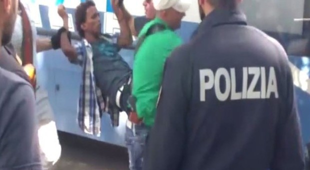 Roma, sgomberato il campo profughi abusivo davanti alla stazione Tiburtina: tensione con la polizia