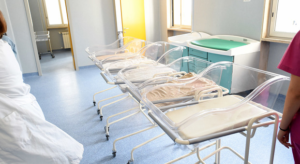 Neonato ustionato in ospedale: la puericultrice era al telefono