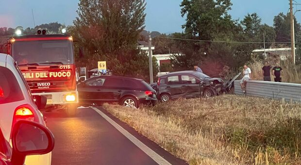 Incidente sulla Casilina, tre auto coinvolte: uomo incastrato, traffico nel caos