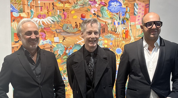 Da sinistra: Il gallerista Andrea Ingenito, l’artista David Bowes e il curatore Graziano Menolascina