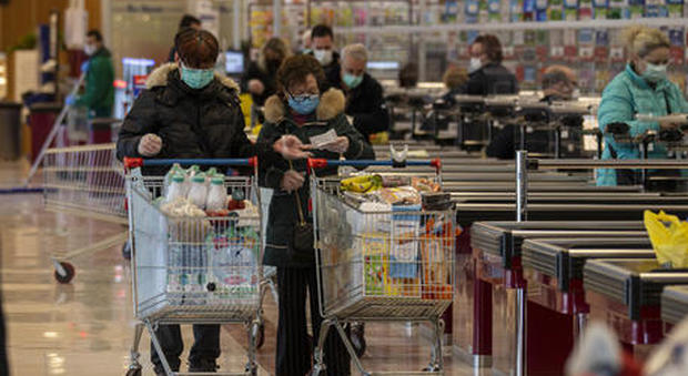 Coronavirus, «gli imballaggi nei supermercati sono a basso rischio contagio»: ecco la regola dei 6 secondi