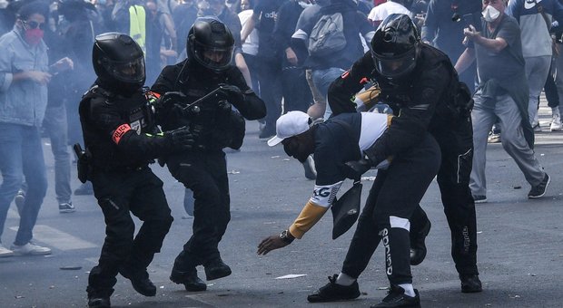 George Floyd, incidenti a Parigi: black bloc lanciano pietre e oggetti contro i poliziotti