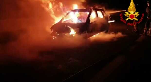 Auto a fuoco mentre viaggia in autostrada quattro persone in salvo