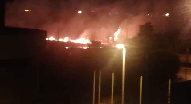 Alte fiamme e odore acre: brucia l'area industriale di Crispano