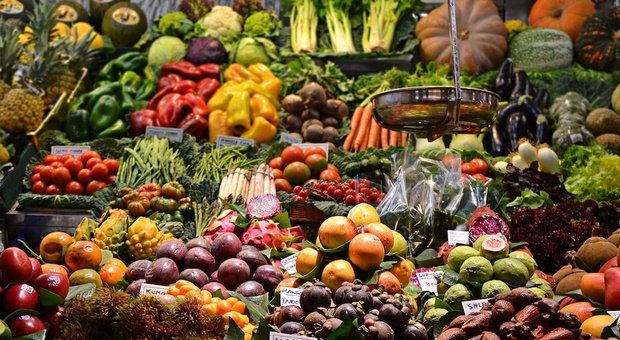 Frutta e ortaggi a peso d'oro: prezzi triplicati nei negozi