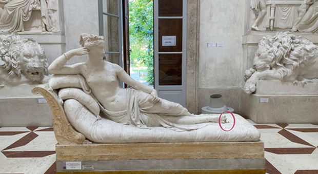 Si siede sulla statua di Canova per un selfie e la rompe, turista austriaco 50enne confessa. «Pagherò i danni»