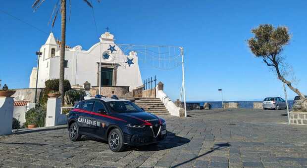 Auto dei carabinieri a Ischia
