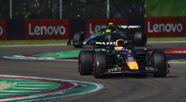 GP Imola, Verstappen da record si prende la pole. Delusione Ferrari: le McLaren al 2° e 3° posto davanti a Leclerc