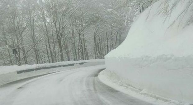 Abbondante nevicata a Forca d'Acero, spazzaneve al lavoro