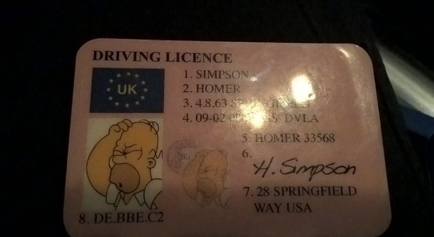 Fermato per un controllo dalla polizia, autista mostra la patente con Homer Simpson